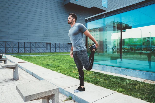 Corredor Masculino Caucásico Muscular Desgaste Activo Auriculares Que Estiran Durante — Foto de Stock