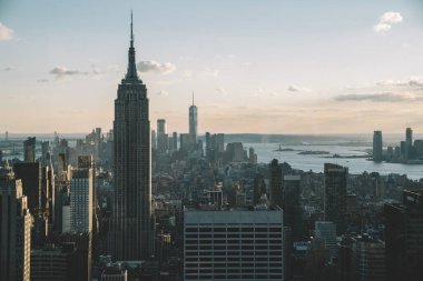 Gökdelenleri yüksek, ofisleri ve apartmanları Manhattan ufuk çizgisinde kiralık olan, gökdelenleri yüksek, modern binaları olan, iş dünyasının gelecekteki kentsel manzarasının kuş gözü.