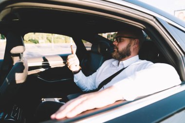 Şirketin başarılı beyaz erkek finans direktörü iş gezisi sırasında internet bağlantısı ile ilgili iş bilgileri içeren e-posta aldı.