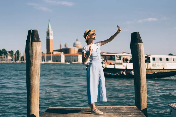 Gelukkige Jonge Vrouwelijke Toerist Zonnehoed Casual Kleding Selfie Nemen Mobiele — Stockfoto