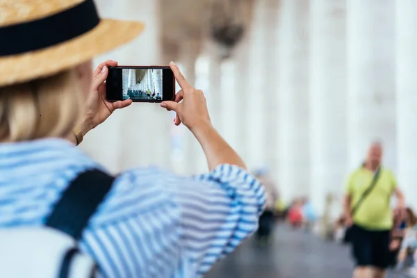 Vista Posterior Mujer Hipster Cosecha Con Mochila Pie Junto Edificio — Foto de Stock