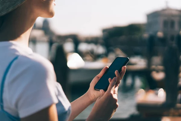 在意大利威尼斯 无忧无虑的女人拿着空白屏幕的手机 一边享受假期一边站在海滨 一边放眼未来 — 图库照片