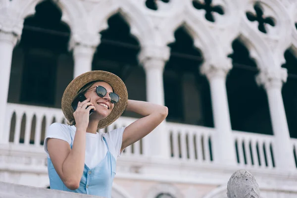 Menina Hipster Feliz Vestida Com Desgaste Elegante Sentindo Bem Durante — Fotografia de Stock