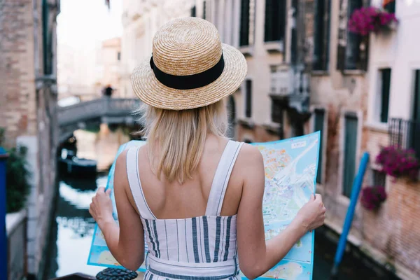 Back View Blond Female Traveler Wearing Hat Holding Map While — Stock Photo, Image