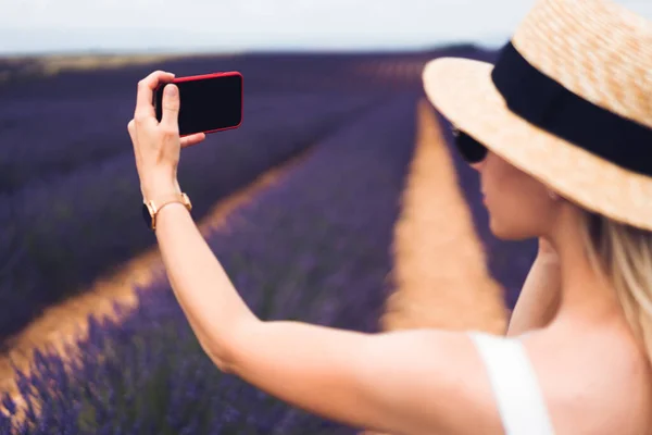 站在法国普罗旺斯薰衣草草场途中戴帽子自拍的女农作物侧视图 — 图库照片
