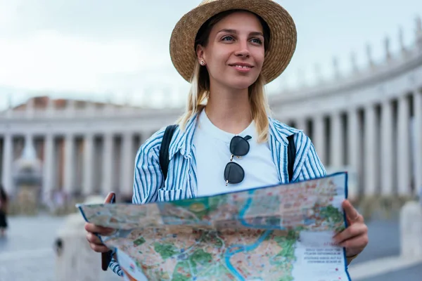 Mulher Encantadora Vestida Desgaste Casual Segurando Mapa Turístico Para Procurar — Fotografia de Stock