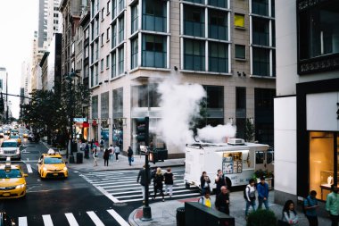Yaya geçidinin yukarısından New York 'un ünlü çalışma bölgesinde arabalarla ve modern binalarla dolu insanlar.