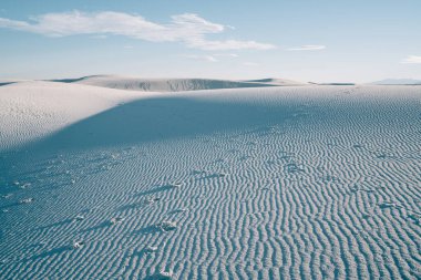 Yazın Amerika 'da güneşli bir günde White Sands Ulusal Parkı' ndaki kum tepelerinin resimli kumlu sahillerinden.