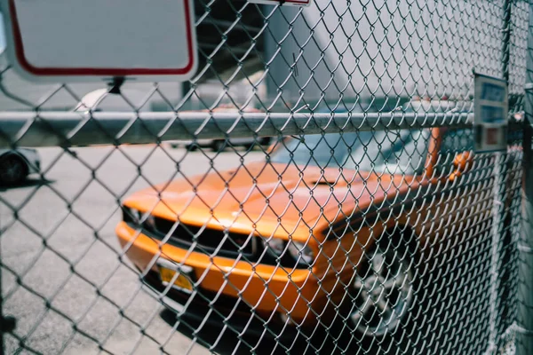 Fentről Kilátás Keresztül Fém Retro Autó Narancssárga Színű Parkoló Aszfalt — Stock Fotó