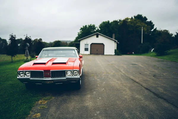 Vieille Voiture Américaine Rétro Rouge Garée Près Une Ancienne Grange — Photo