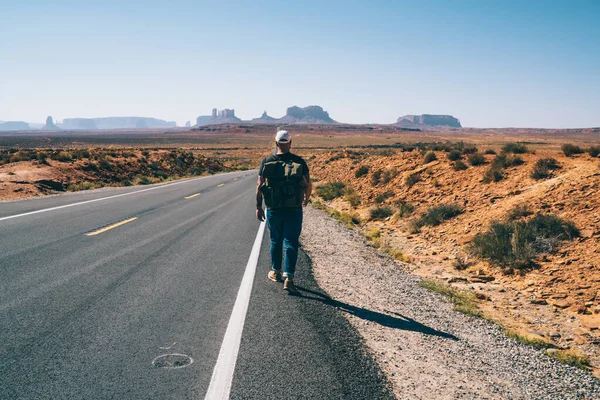 배낭을 미국의 기념비적 계곡으로 여행자의 뒷모습 — 스톡 사진