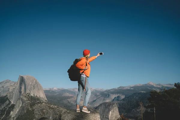 Vista Lateral Viajera Femenina Irreconocible Con Gran Mochila Pie Borde — Foto de Stock