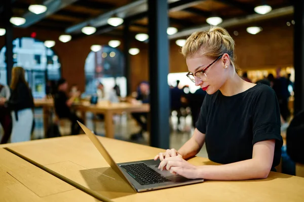 Femme Concentrée Dans Des Vêtements Décontractés Avec Rouge Lèvres Lunettes — Photo