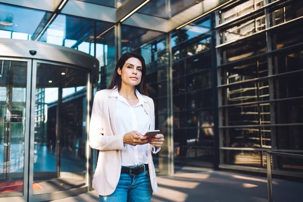 Poważny Zamożny Kobieta Smart Casual Nosić Koncentruje Się Komunikacji Online — Zdjęcie stockowe