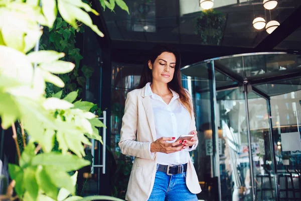 Ernstige Welvarende Vrouw Slimme Casual Slijtage Geconcentreerd Online Communicatie Verzenden — Stockfoto