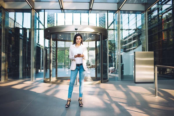 Mujer Próspera Grave Ropa Casual Inteligente Concentró Comunicación Línea Envío — Foto de Stock