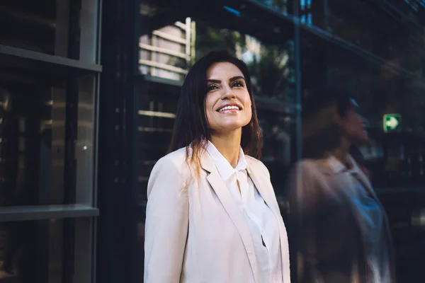 Mujer Próspera Grave Ropa Casual Inteligente Concentró Comunicación Línea Envío — Foto de Stock