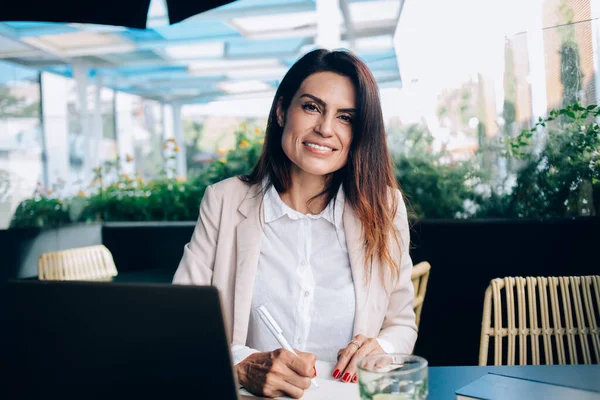 Zengin Bir Kadınının Portresi Kafe Terasında Oturup Mesai Planları Yapıyor — Stok fotoğraf