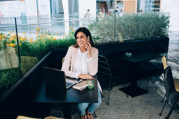 Sonriente Mujer Caucásica Ropa Casual Inteligente Que Tiene Conversación Teléfono —  Fotos de Stock