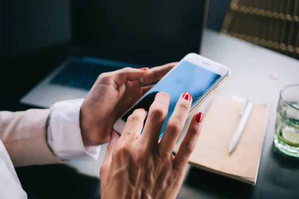 Mãos Femininas Digitando Mensagens Texto Smartphone Tela Vazia Comunicando Aplicativo — Fotografia de Stock