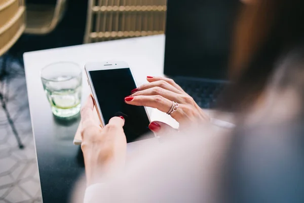 Beskuren Bild Tusenåriga Kvinnliga Användare Mobiltelefon Ladda Ner Media Och — Stockfoto