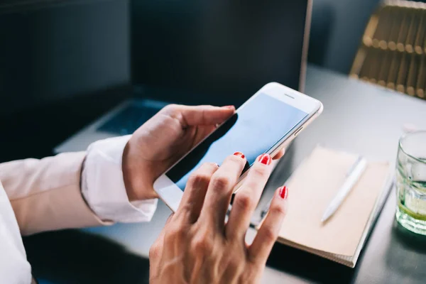 Beskuren Bild Kvinnliga Tusenåriga Innehav Mobiltelefon För Att Chatta Och — Stockfoto