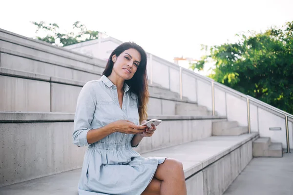 Portret Van Een Prachtige Blanke Vrouw Rusten Zonnige Dag Buiten — Stockfoto