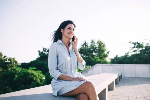 Sorridente Bella Donna Abbigliamento Casual Godendo Giornata Sole Fare Telefonate — Foto Stock