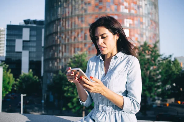 Positieve Brunette Vrouw Blij Inkomen Bericht Krijgen Smartphone Communiceren Vrije — Stockfoto