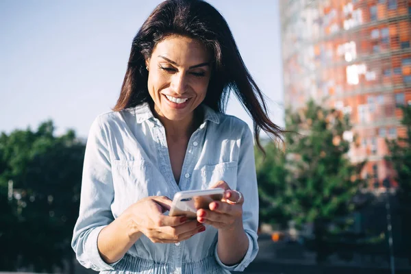 Glimlachende Blanke Vrouw 30W Blij Overwinning Online Wedstrijd Met Behulp — Stockfoto