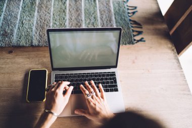 Kapalı alanlarda uzaktan çalışan bloglar için yayınlama metninin kesilen resmi, veri aramak için bilgisayar kullanan iş adamının üst görünümü