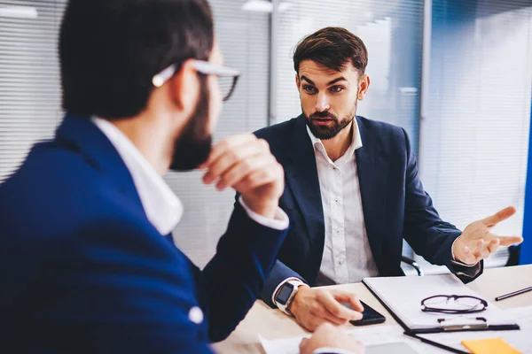 Selbstbewusste Männliche Führungskräfte Diskutieren Während Des Arbeitsprozesses Tisch Die Geschäftsstrategie — Stockfoto