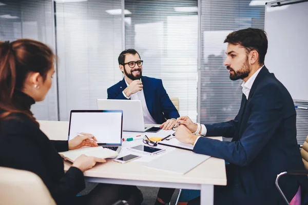 Framgångsrika Manliga Och Kvinnliga Anställda Har Samarbete Brainstorming Kontoret Skrivbord — Stockfoto