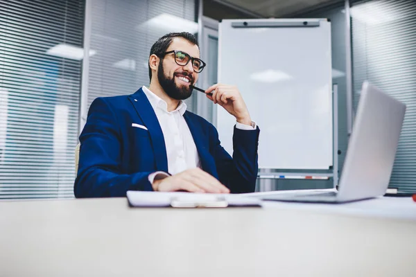 Empresário Bem Sucedido Vestido Terno Sorrindo Enquanto Desenvolvia Estratégia Produtiva — Fotografia de Stock