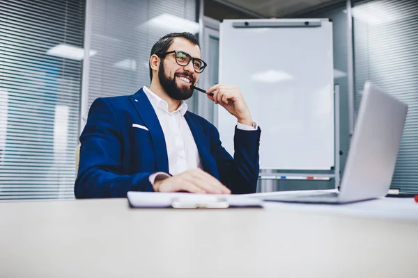 Succesvolle Zakenman Gekleed Pak Glimlachen Tijdens Het Ontwikkelen Van Productieve — Stockfoto