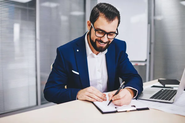 Gerente Ejecutivo Masculino Caucásico Feliz Gafas Ópticas Para Plan Negocios — Foto de Stock