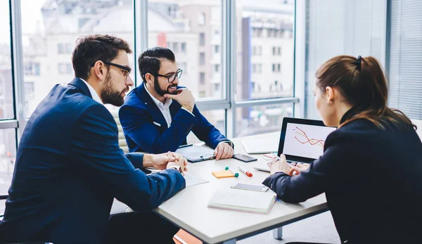 Erfolgreiche Männliche Und Weibliche Kollegen Analysieren Diagrammstatistiken Während Einer Gemeinsamen — Stockfoto