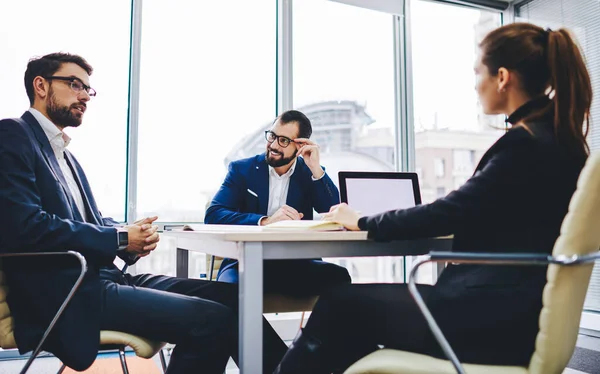 Partner Caucasici Successo Che Discutono Sviluppo Del Progetto Durante Brainstorming — Foto Stock