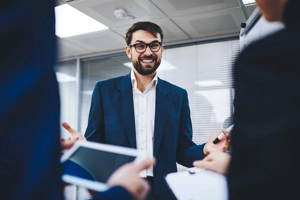 Vrolijke Zakenman Optische Bril Voor Oogcorrectie Genietend Van Vriendelijk Brainstormen — Stockfoto