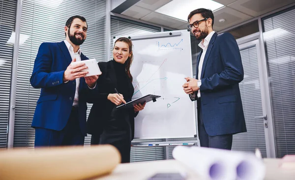 Selbstbewusste Mitarbeiterinnen Und Mitarbeiter Die Das Internet Büro Nutzen Auf — Stockfoto