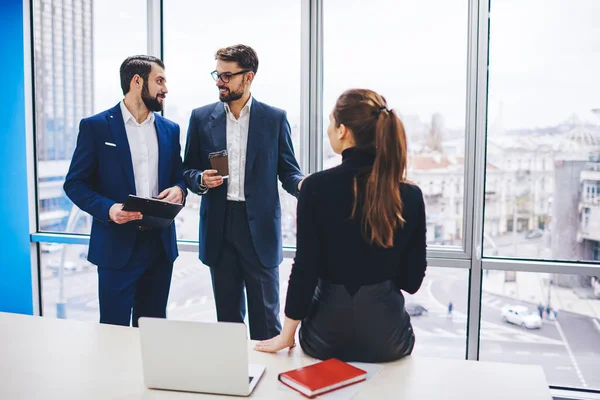 Framgångsrika Manliga Och Kvinnliga Finansexperter Som Diskuterar Information Handelsutbyte Affärsmöte — Stockfoto