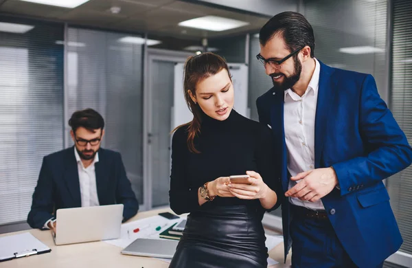 Ervaren Collega Controleren Bankieren Optie Smartphone Applicatie Kaukasische Mannelijke Vrouwelijke — Stockfoto