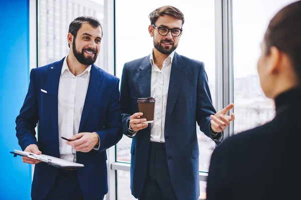 Succesvolle Mannelijke Vrouwelijke Financiële Experts Die Discussiëren Informatie Uitwisseling Van — Stockfoto