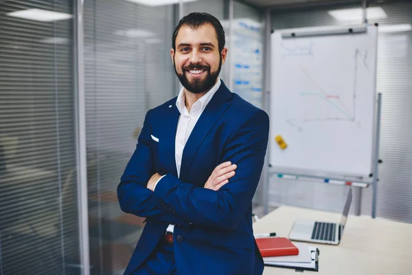 Retrato Metade Comprimento Chefe Masculino Bem Sucedido Vestido Terno Elegante — Fotografia de Stock