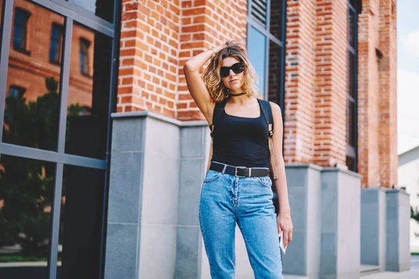 Jeune Femme Élégante Denim Lunettes Soleil Debout Avec Main Dans — Photo