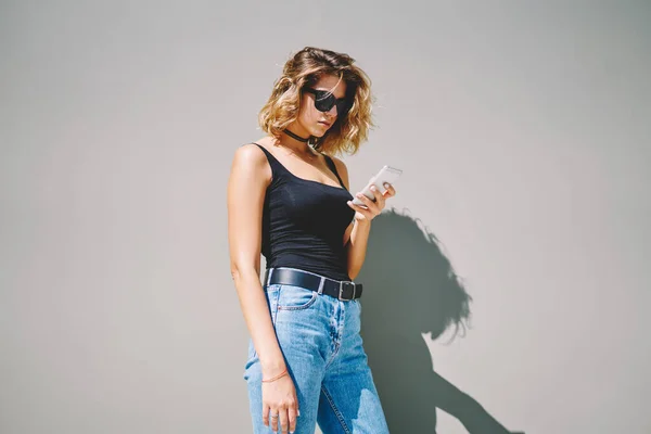 Mulher Centrada Jeans Óculos Sol Mensagens Texto Smartphone Olhando Para — Fotografia de Stock