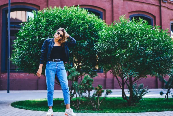 Full Length Γυναίκα Στέκεται Γυαλιά Ηλίου Και Casual Ρούχα Sneakers — Φωτογραφία Αρχείου