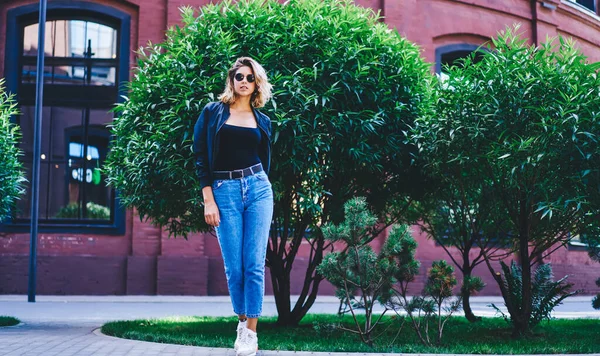 Longitud Completa Mujer Con Estilo Traje Moda Gafas Sol Posando — Foto de Stock