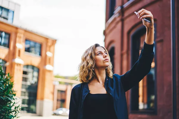 Jasnowłosy Kobieta Casual Strój Pomocą Smartfona Robienia Selfie Dołu Ramieniem — Zdjęcie stockowe