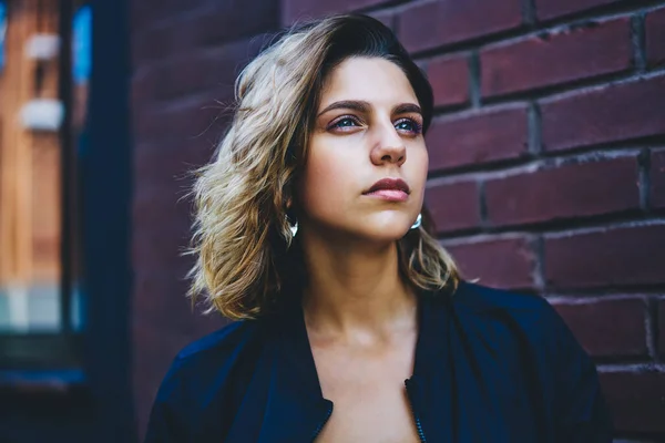 Portret Van Jonge Vrouw Met Blauwe Ogen Casual Kleding Met — Stockfoto